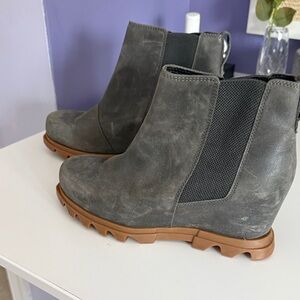 Sorel Gray Ankle Boots with Tan Soles